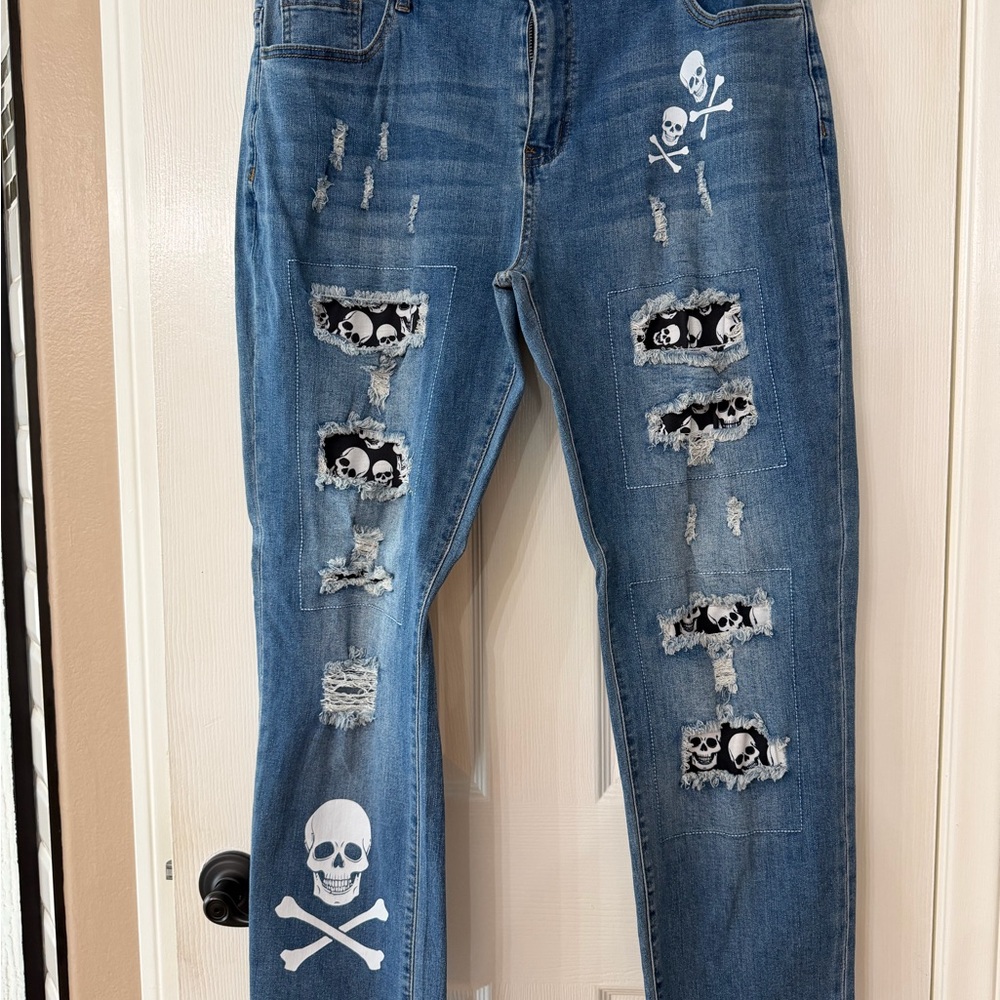 Edgy Skull Print Straight Leg Jeans